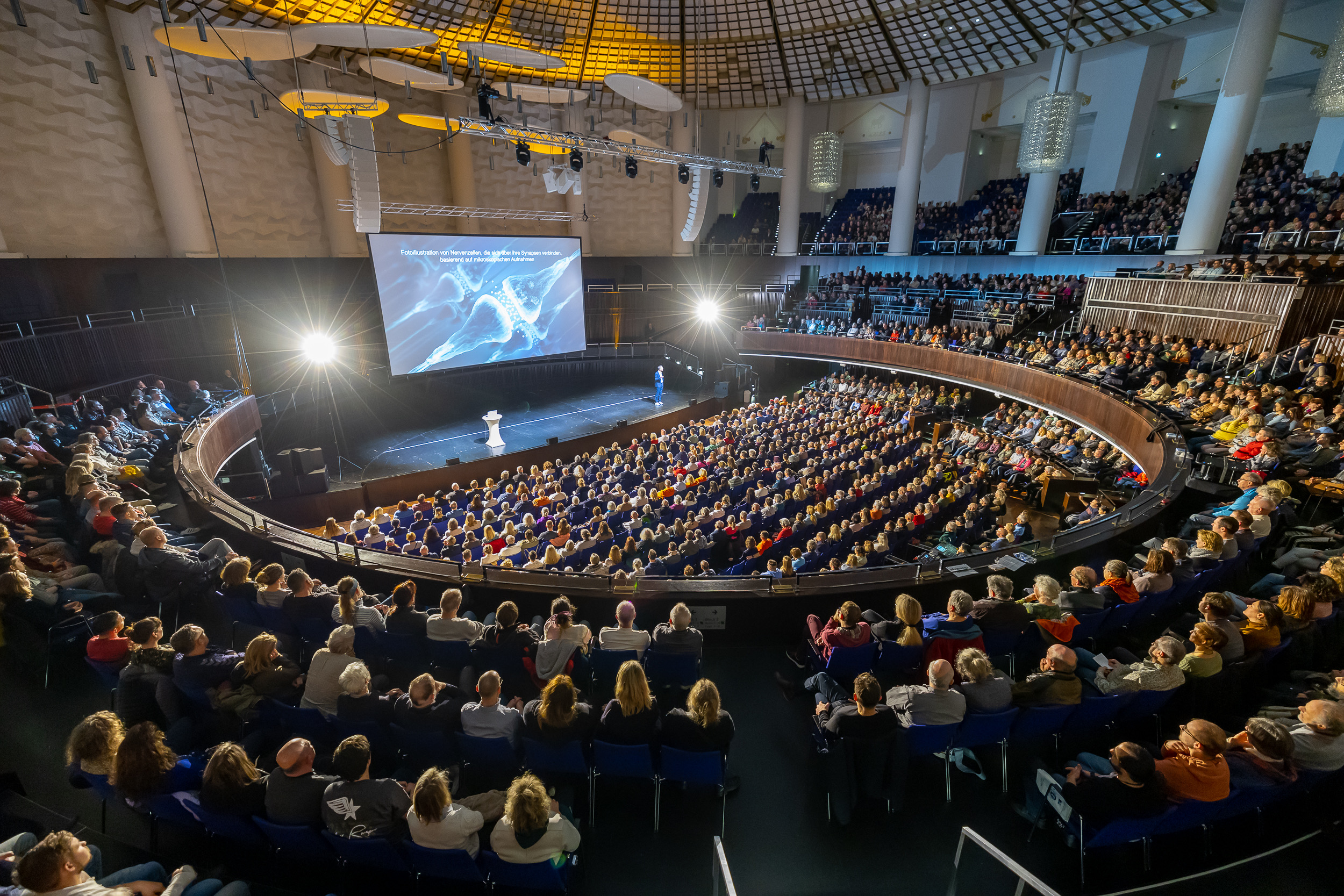 Daniele Ganser live in Hannover vor 2.800 Zuschauern